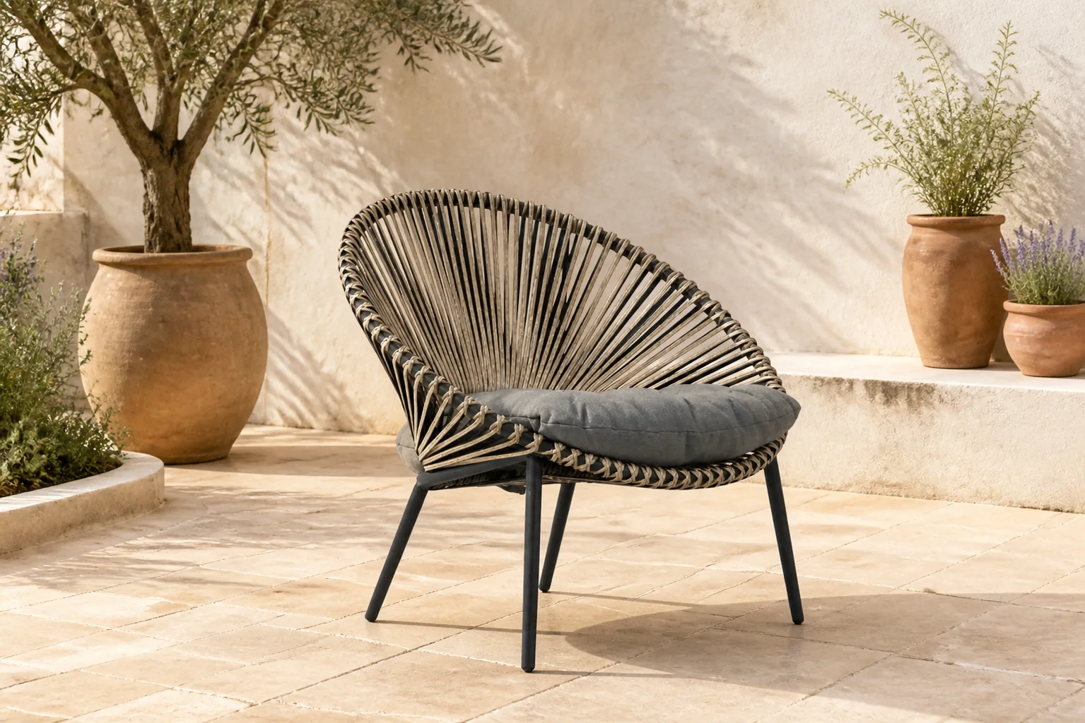 Sfeerfoto van Coco Valentina lounge chair – Taupe-naturel-bruin