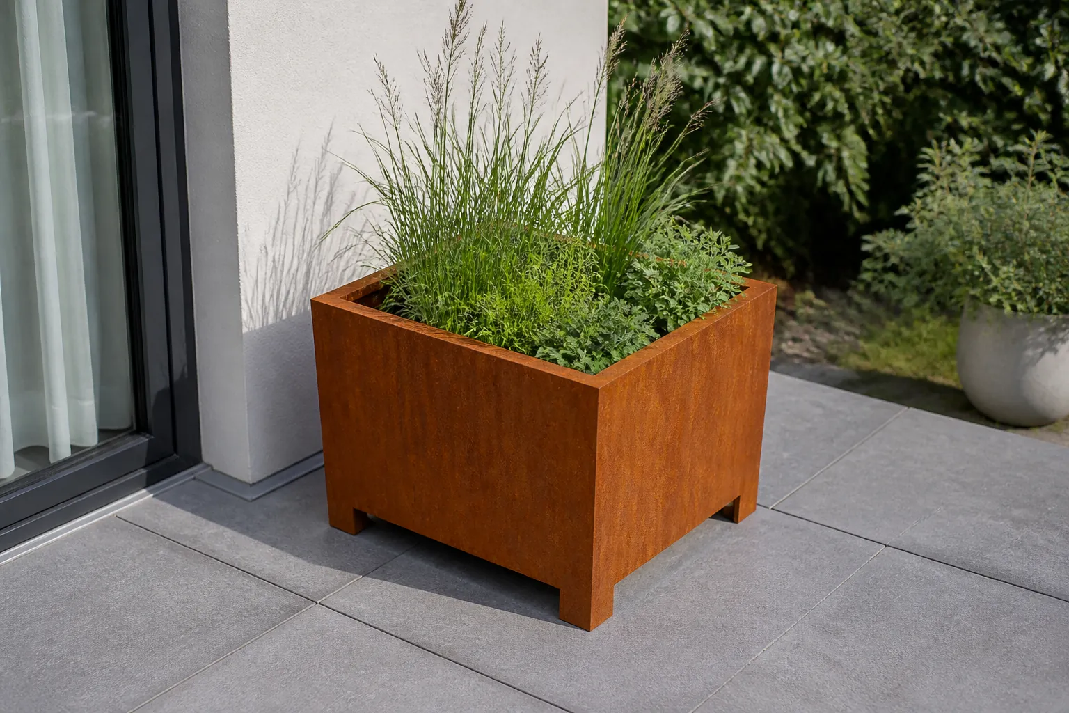 Sfeerfoto van Geroba Artesa plantenbak cortenstaal met 10 cm poten L100 x B100 x H70 cm – bruin