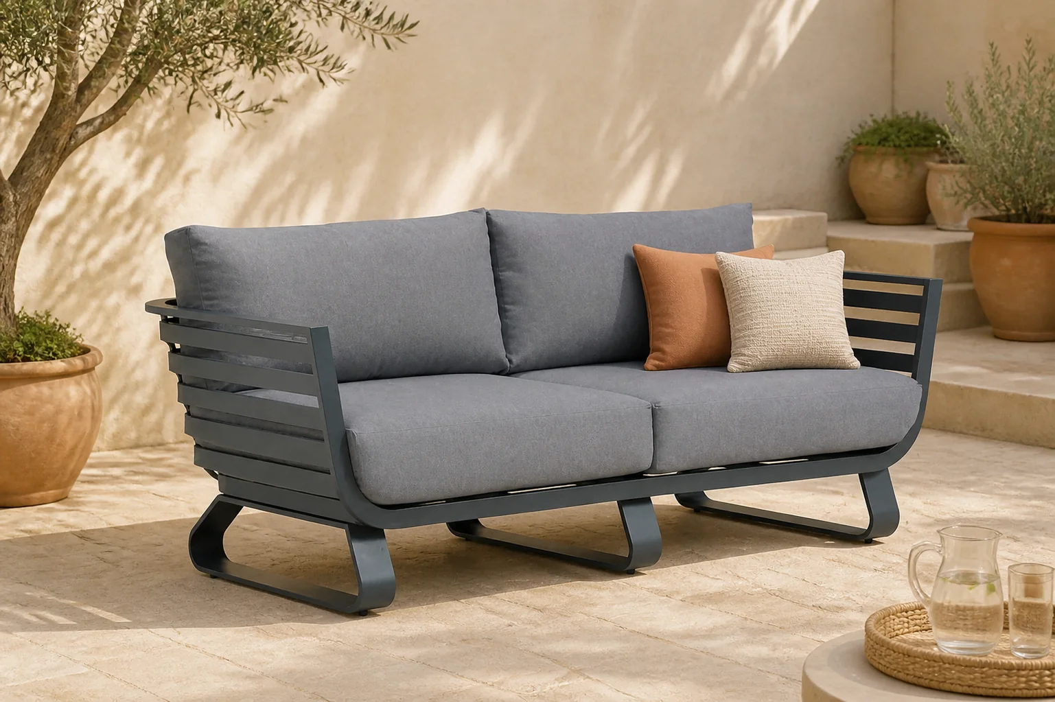 Sfeerfoto van Santika Furniture Sovita lounge bank 2,5 zits – Grijs-antraciet