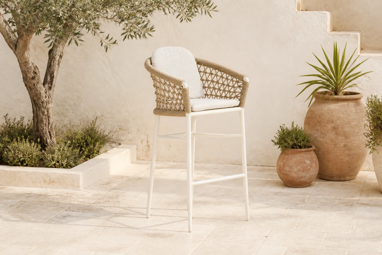 Sfeerfoto van Coco Bali barstoel – Taupe-naturel-bruin