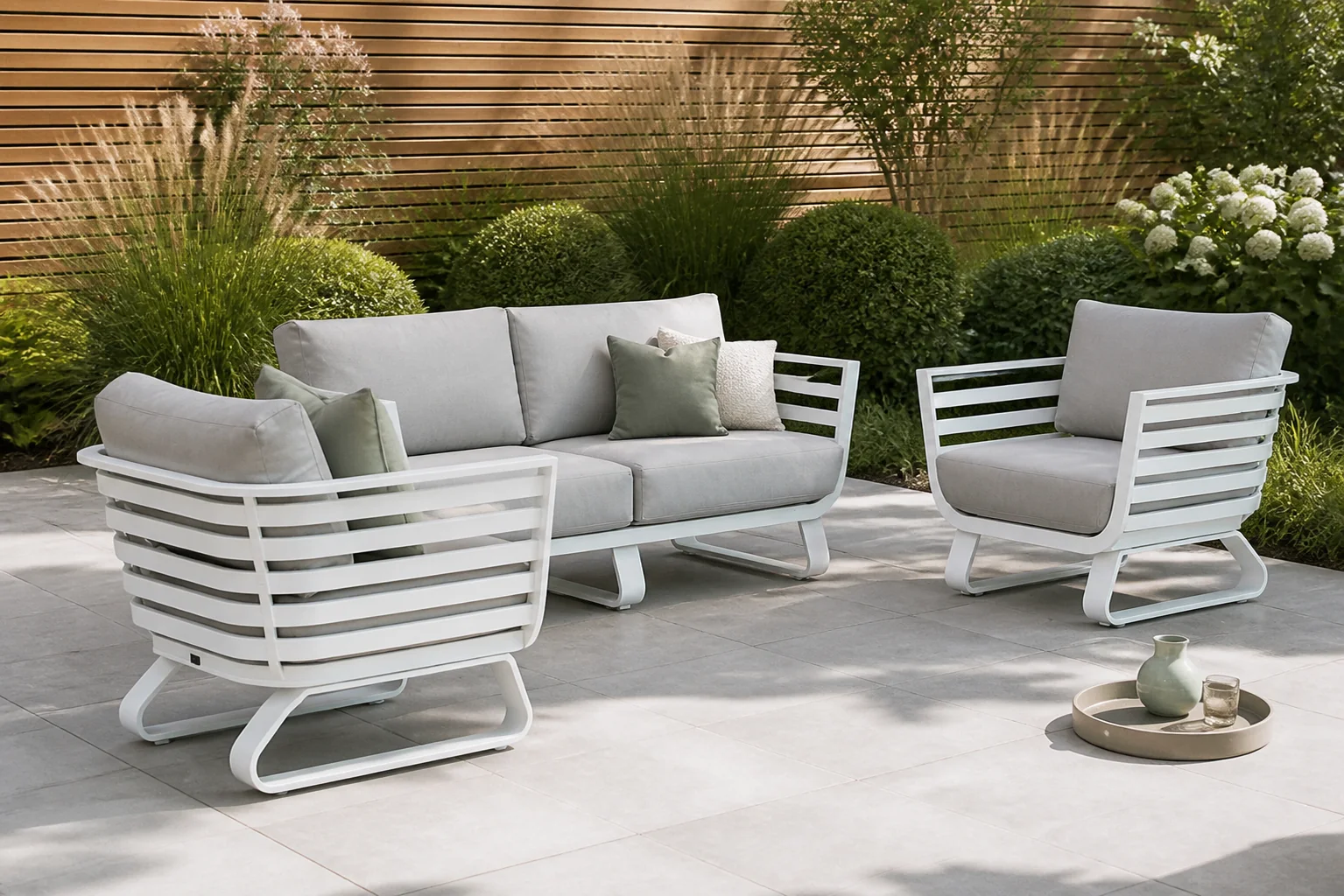 Sfeerfoto van Santika Furniture Sovita stoel-bank loungeset 3-delig – Wit