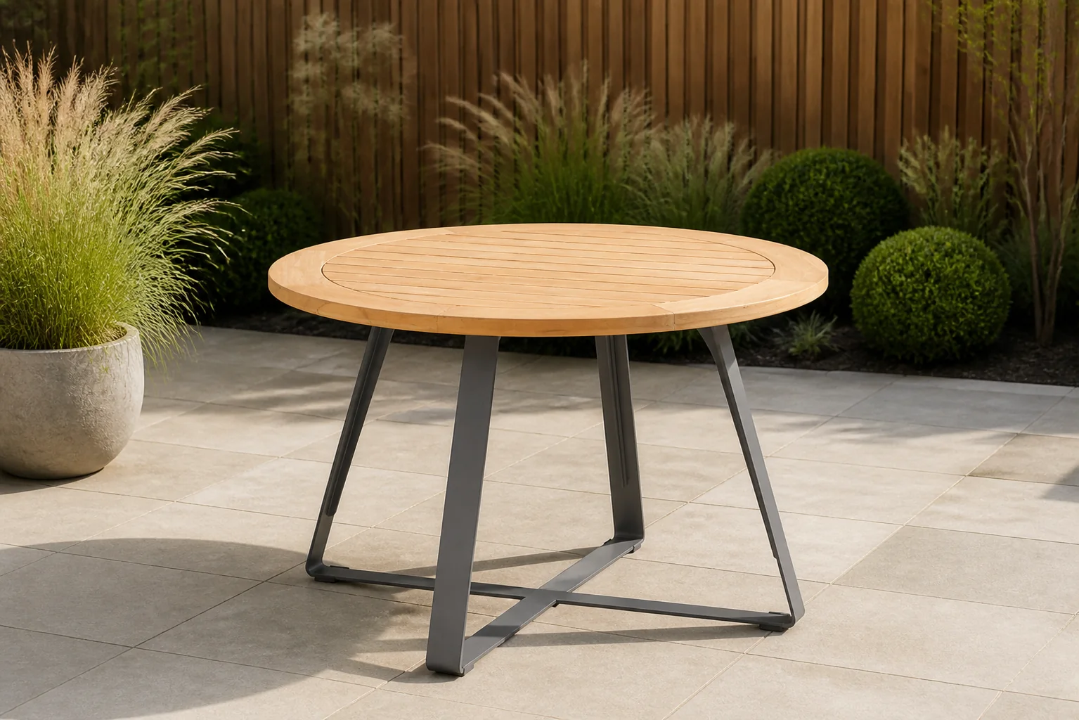 Sfeerfoto van 4 Seasons Outdoor Basso teak tuintafel 130 cm – Grijs-antraciet