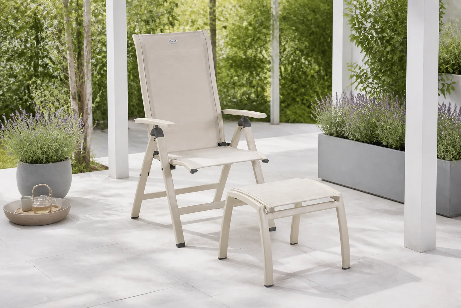 Sfeerfoto van Hartman Alice Comfort standenstoel met voetenbank – Zand/Beige