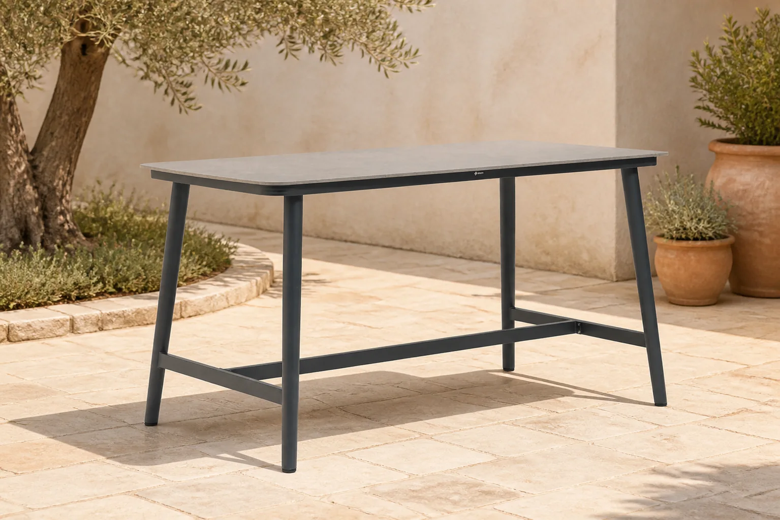 Sfeerfoto van Coco Sienta high dining tuintafel 180×90 cm – Grijs-antraciet