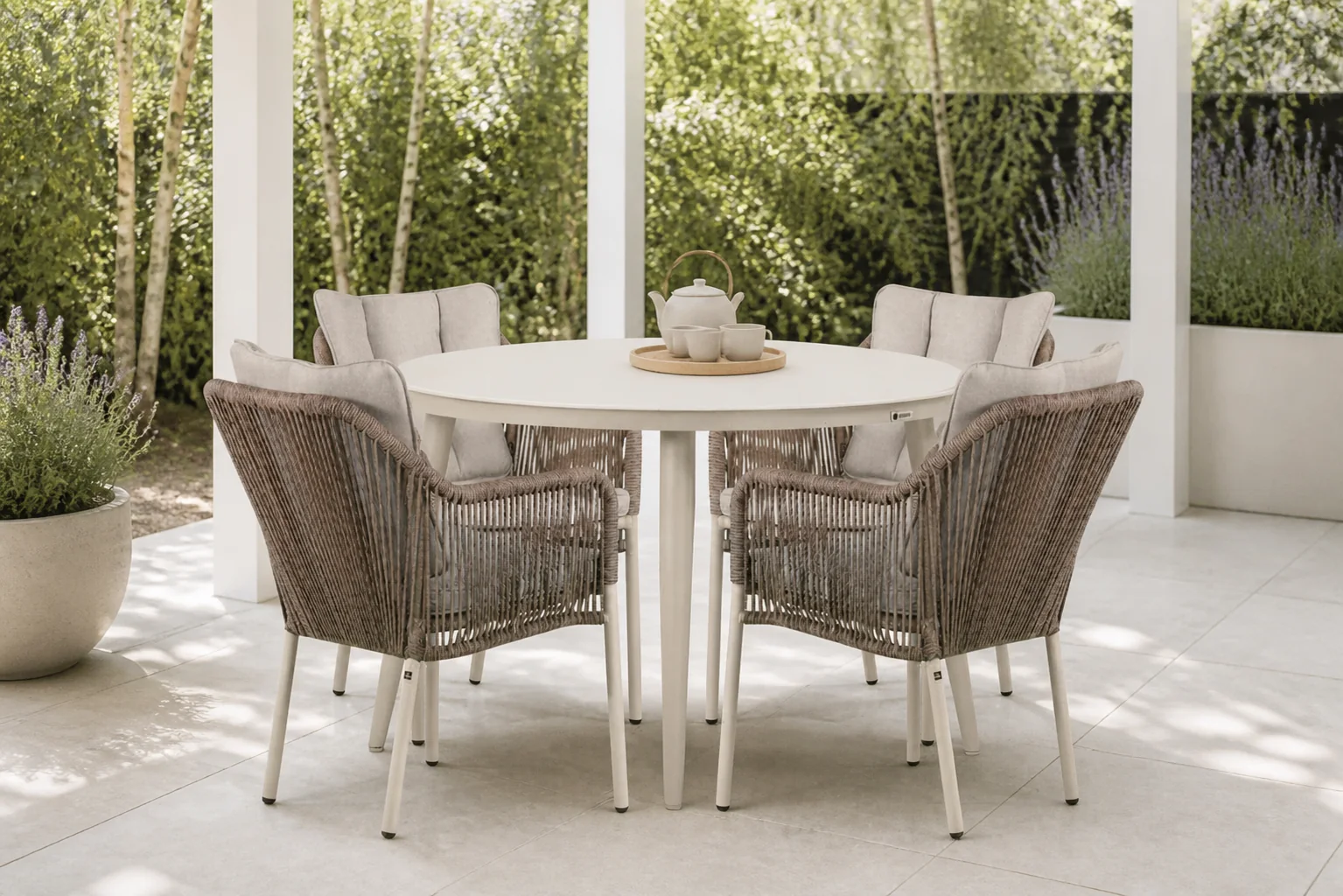 Sfeerfoto van De Laan Projects Lifestyle Marbella/Vienna 120 cm dining tuinset 5-delig – Taupe-naturel-bruin
