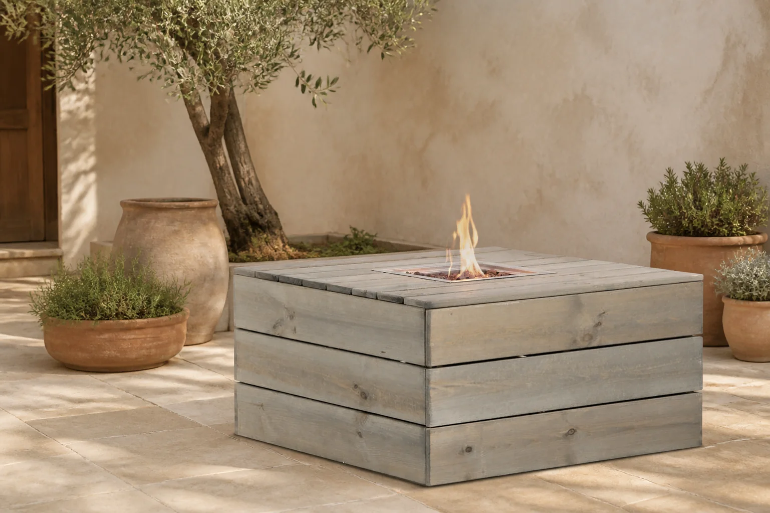 Sfeerfoto van Garden Collections Basic vuurtafel 100 x 100 cm – Old teak greywash