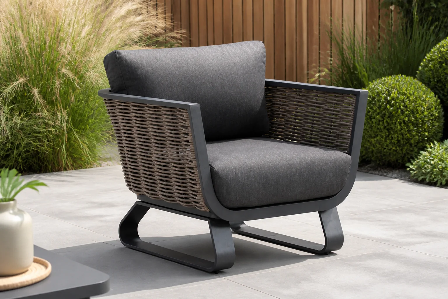 Sfeerfoto van Santika Furniture Tika lounge tuinstoel – Grijs-antraciet