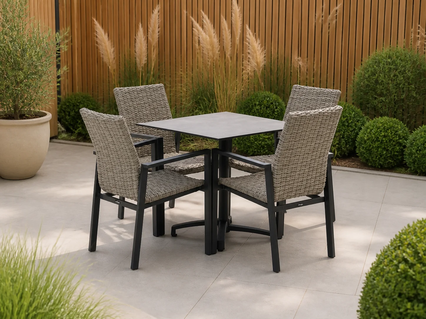 Sfeerfoto van Manifesto Furniture Villongo/Canzo 80cm dining tuinset 5-delig stapelbaar inklapbaar – Grijs