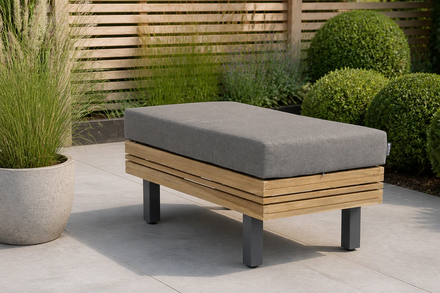 Sfeerfoto van Lifestyle Garden Furniture New York loungetafel met kussen – Old teak greywash