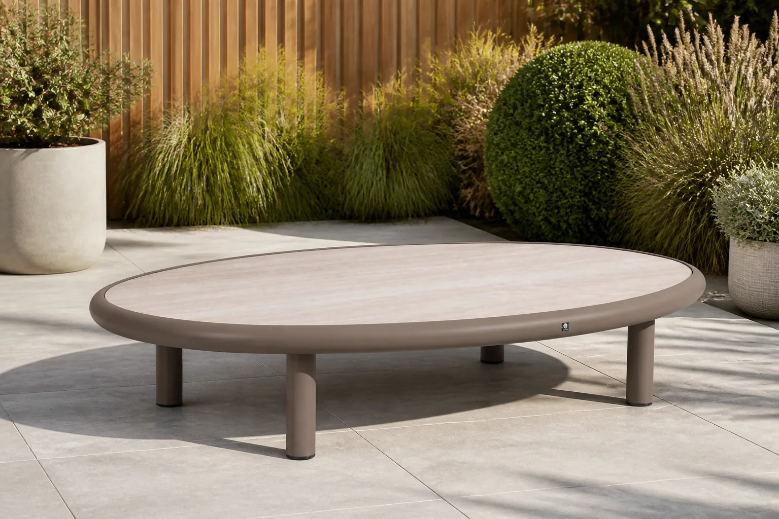 Sfeerfoto van Santika Furniture Wave lounge tafel met ceramic tafelblad – Taupe-naturel-bruin