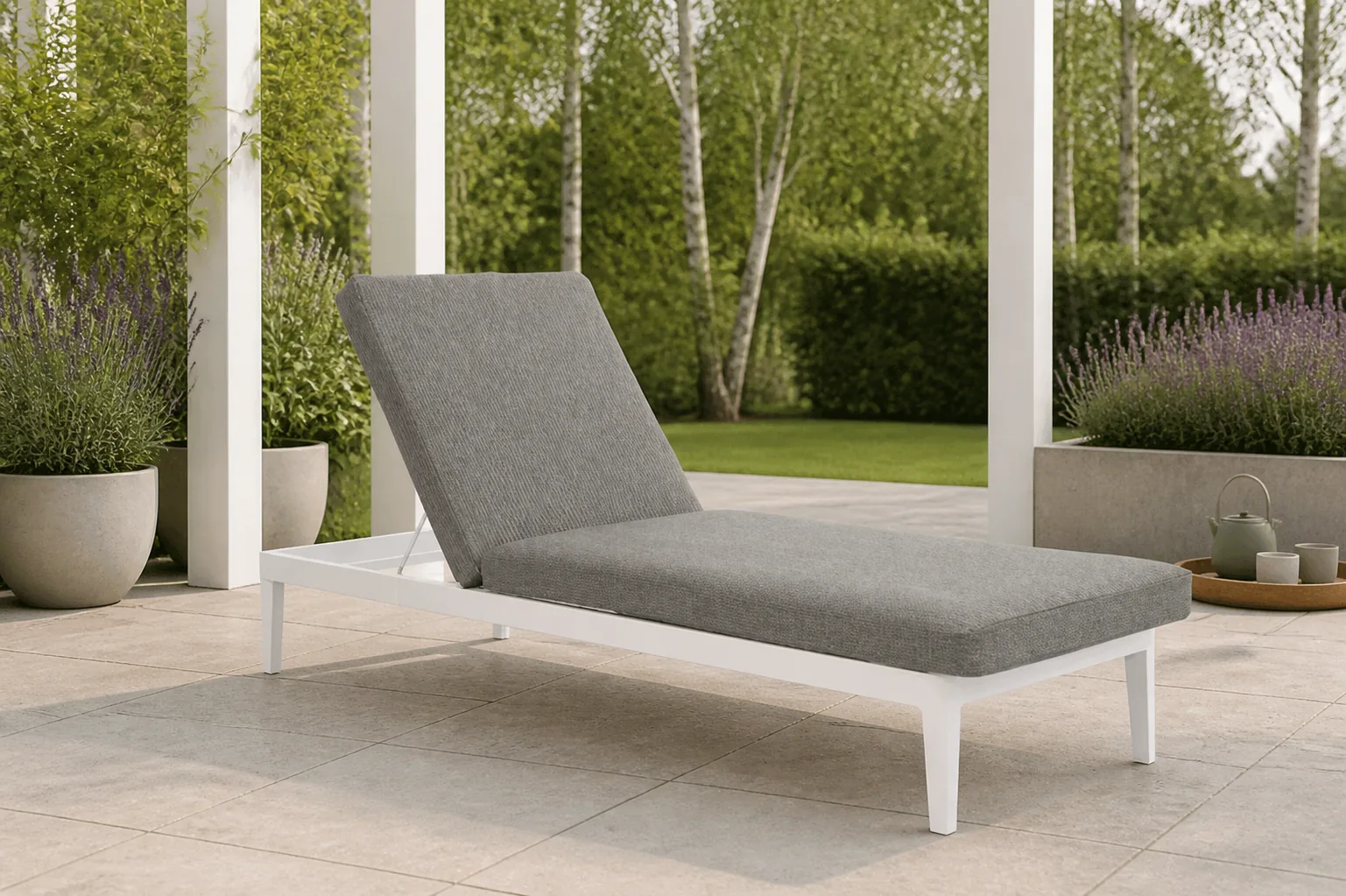 Sfeerfoto van Lifestyle Garden Furniture Mateo ligbed met kussen wit/dark grey