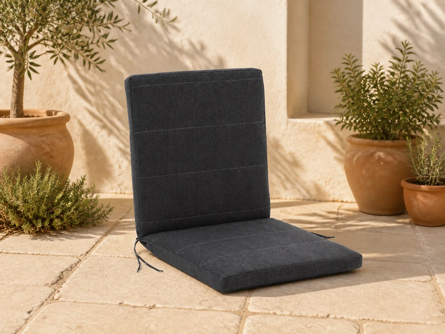 Sfeerfoto van Madison Fiber tuinkussen laag 92x46cm – Grijs