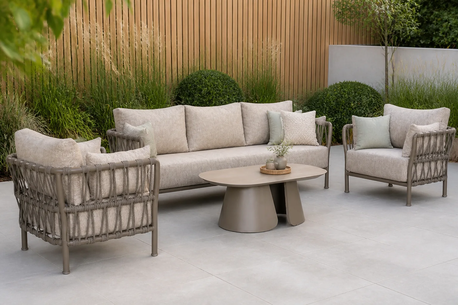 Sfeerfoto van Santika Furniture Miyora stoel-bank loungeset 4-delig – Taupe-naturel-bruin