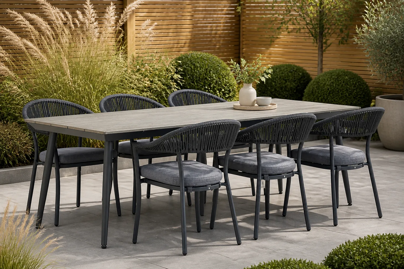 Sfeerfoto van Santika Furniture Vivian/Matale 240 cm dining tuinset 7-delig – Grijs-antraciet