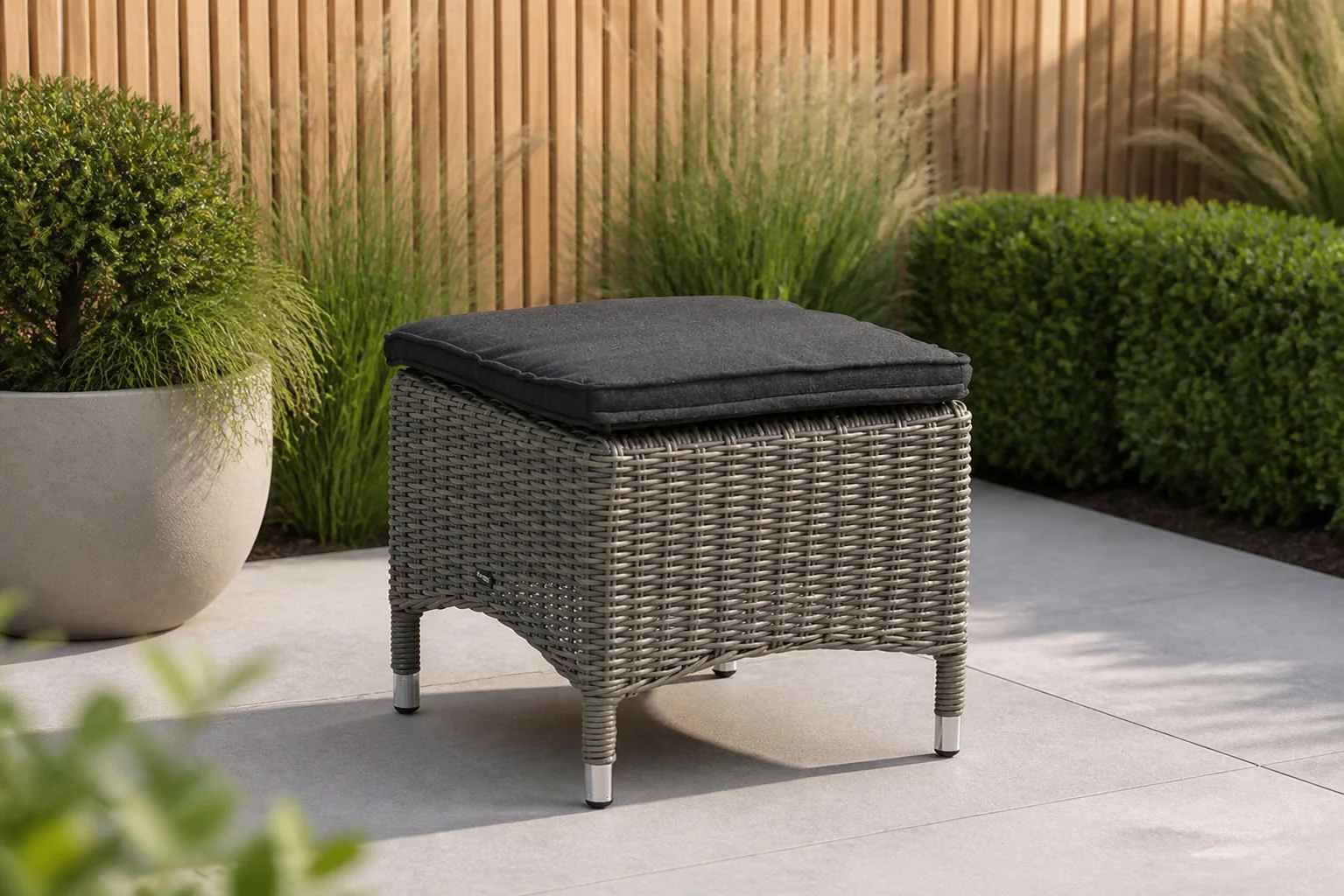 Sfeerfoto van Garden Collections Madera dining voetenbank – Taupe-naturel-bruin