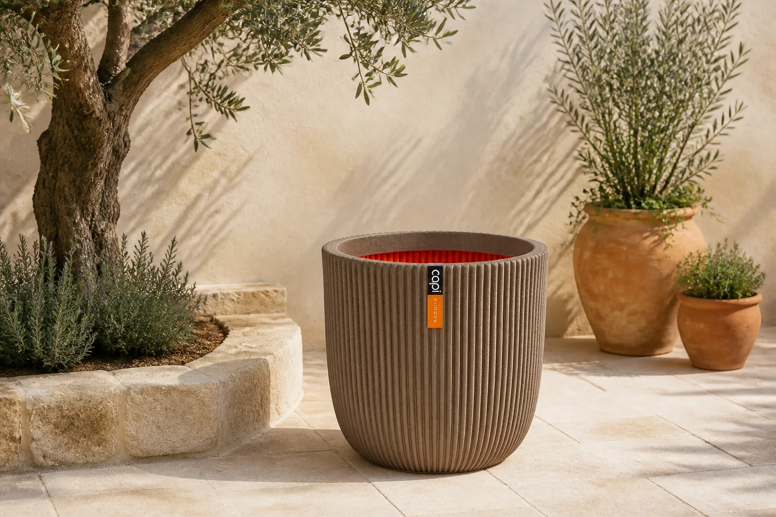 Sfeerfoto van Capi pot Groove bol (43×41 cm) warm taupe