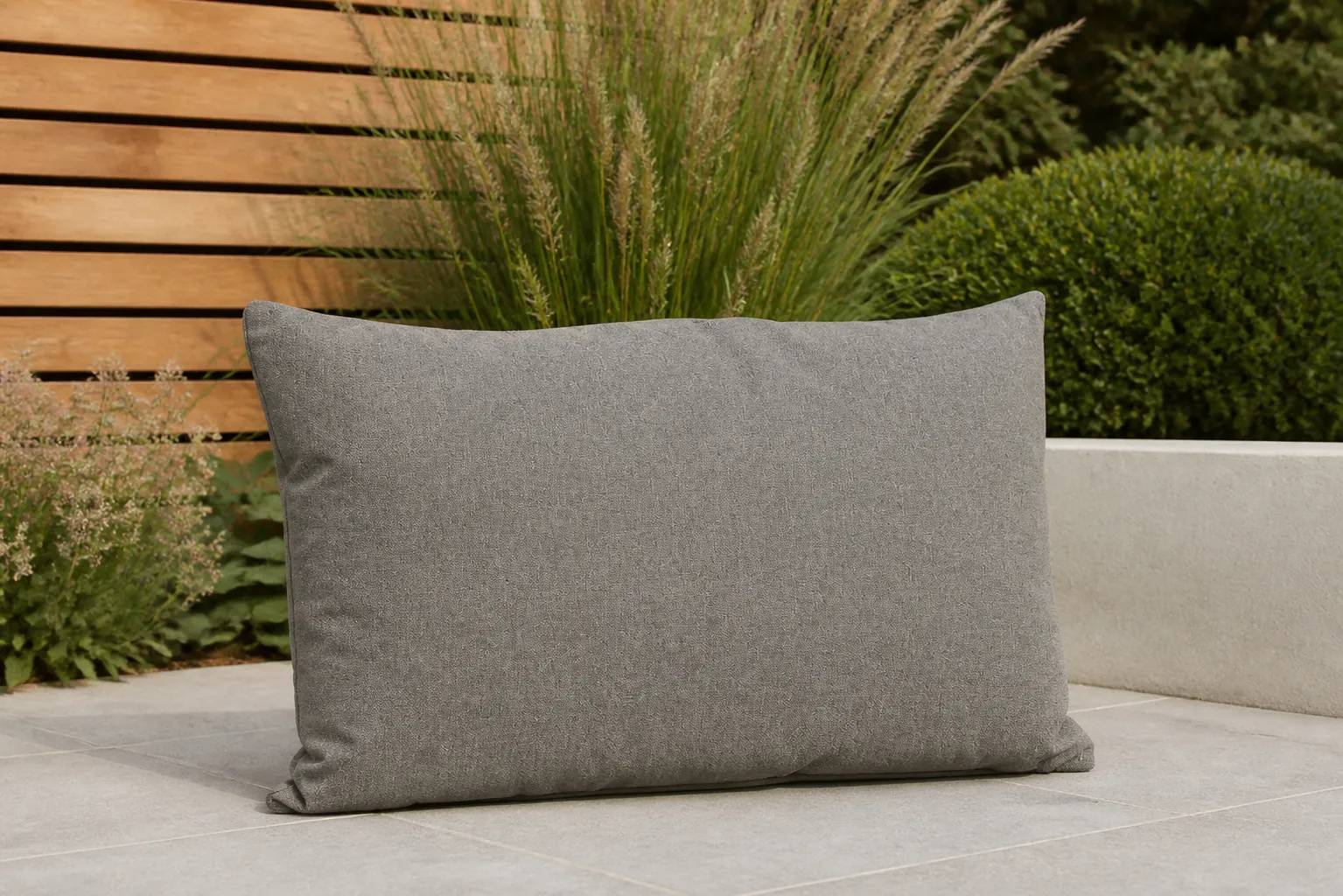 Sfeerfoto van Stoff Miyo sierkussen 60 x 40 cm – Taupe-naturel-bruin