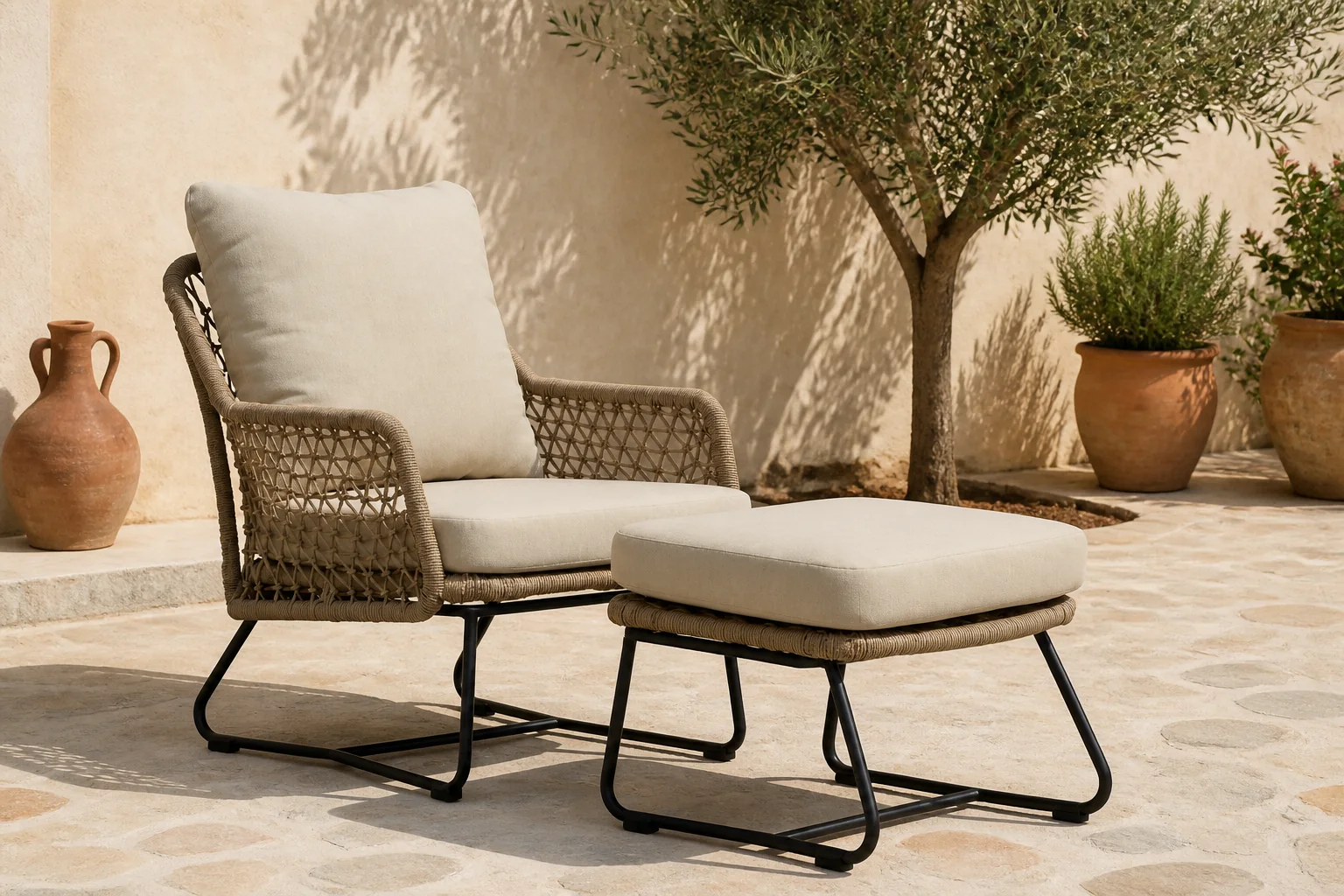 Sfeerfoto van BUITEN living Gianna loungestoel tuin incl. voetenbank | touw + aluminium | Sahara Dust