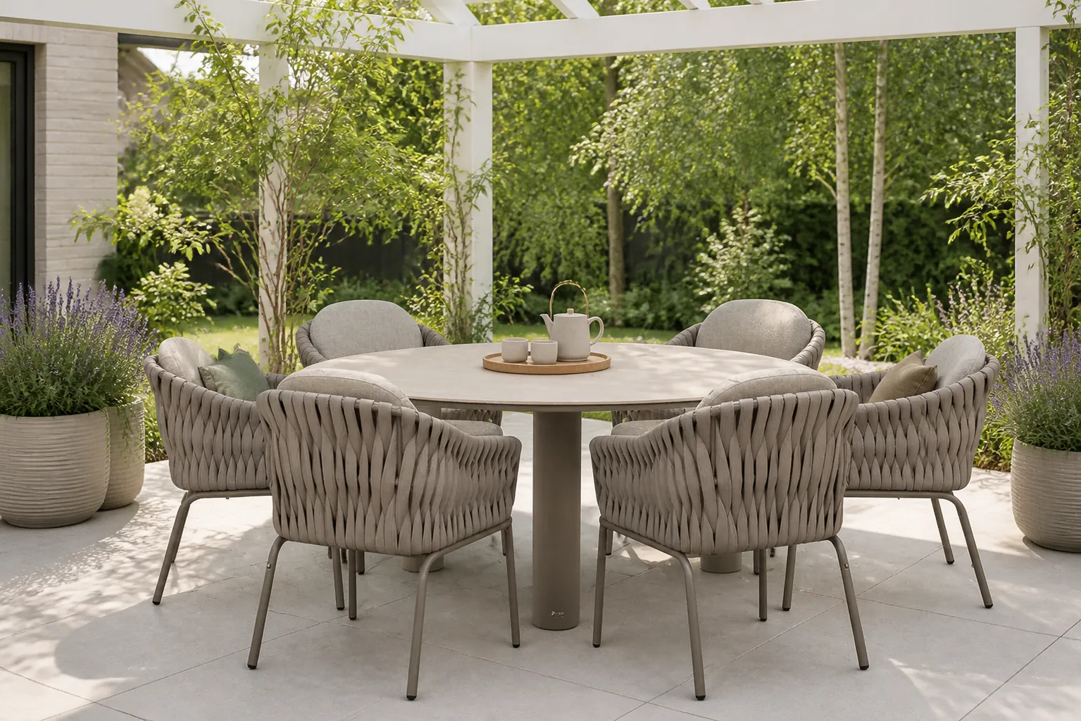 Sfeerfoto van Santika Furniture Amadora/Trino 158 cm dining tuinset 7-delig – Taupe-naturel-bruin