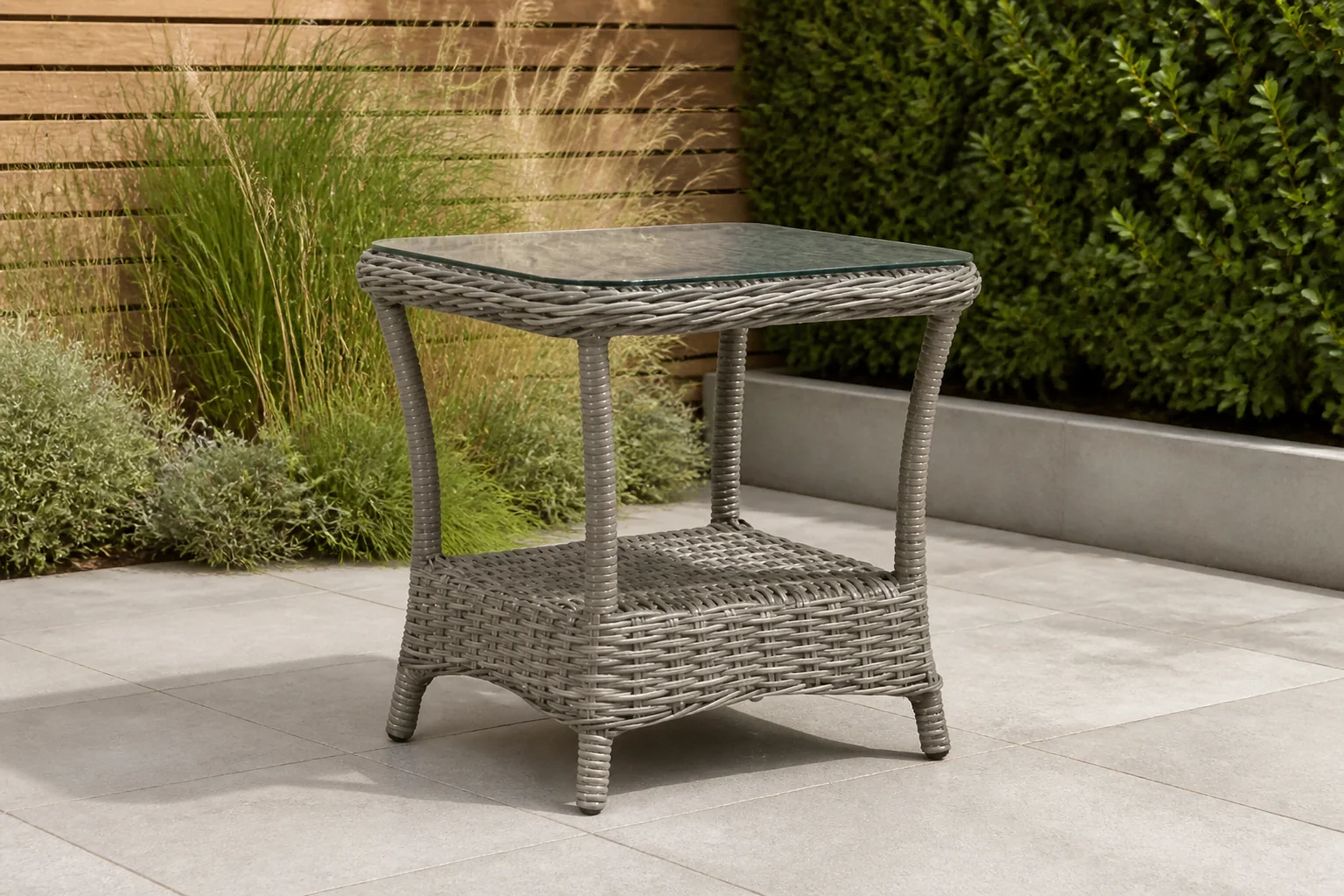 Sfeerfoto van Garden Collections New Castle Bijzettafel met glasplaat – Grijs-antraciet