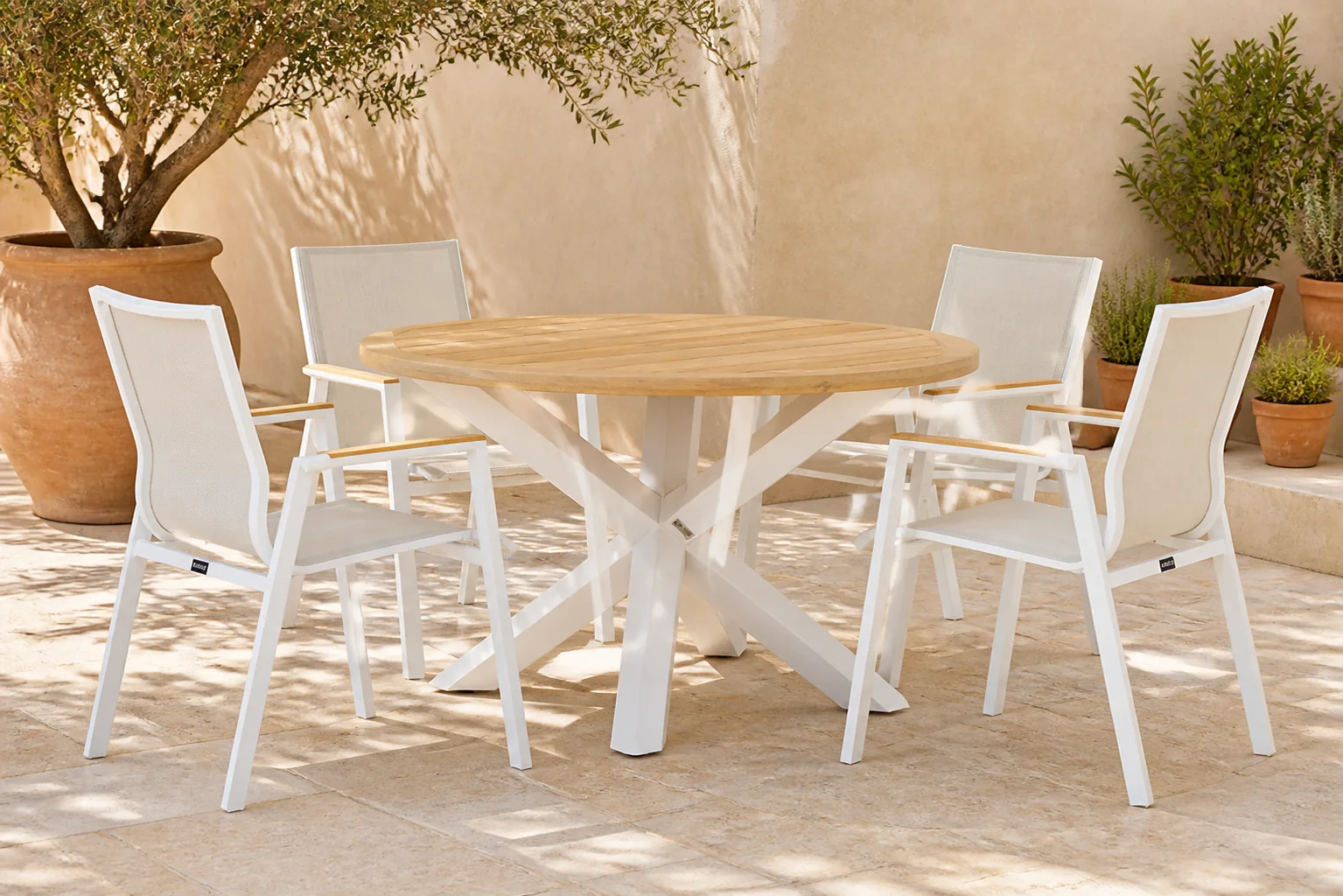 Sfeerfoto van Lifestyle Garden Furniture Fiora/Wellington 120 cm dining tuinset 5-delig – Wit