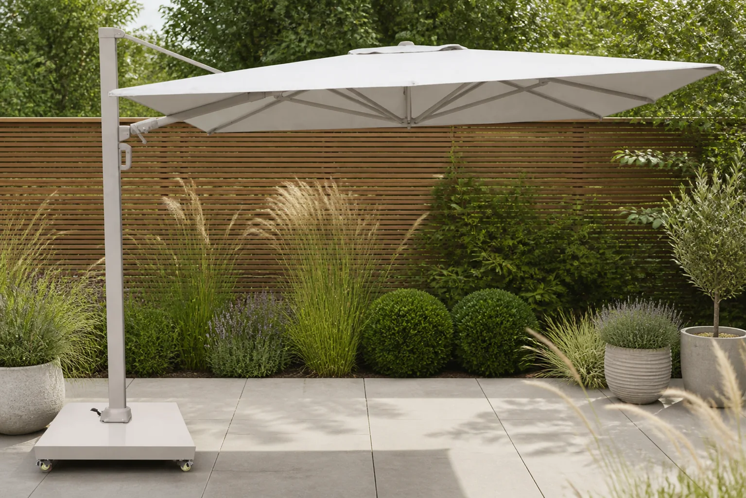 Sfeerfoto van Camello Luna zweefparasol 3×3.5m S2 Excellent (excl. voet) – Taupe-naturel-bruin