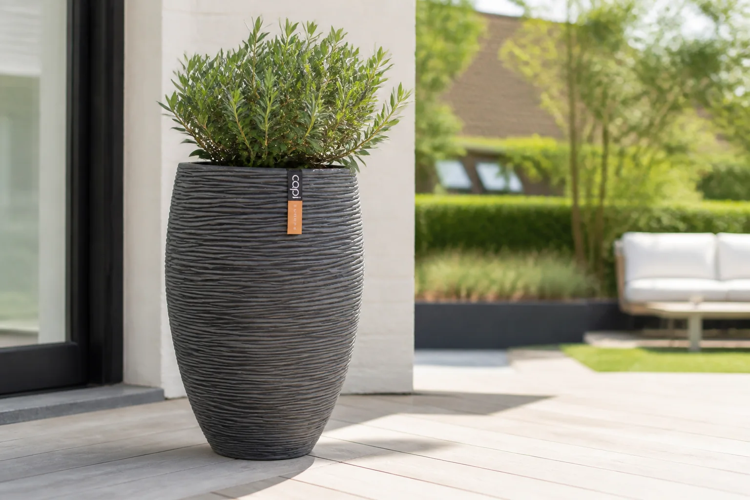 Sfeerfoto van Capi bloempot Nature Rib (Ø38×58 cm) – Antraciet