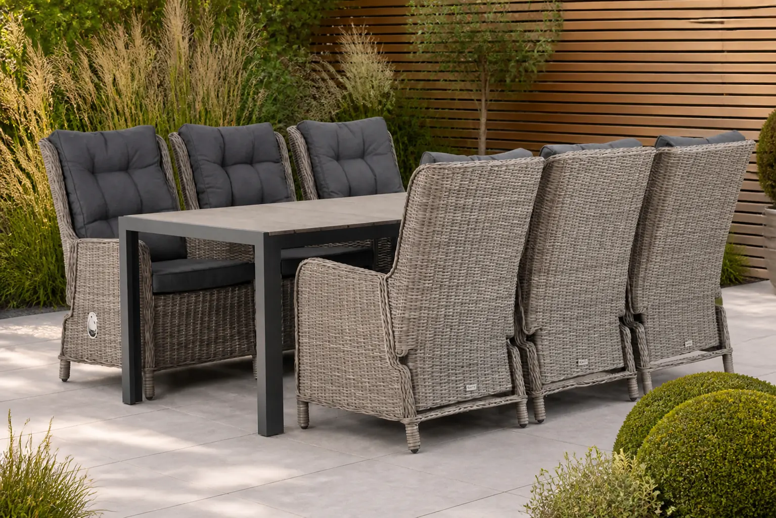 Sfeerfoto van Garden Collections Kingston/Young 217 cm dining tuinset 7-delig – Grijs-antraciet