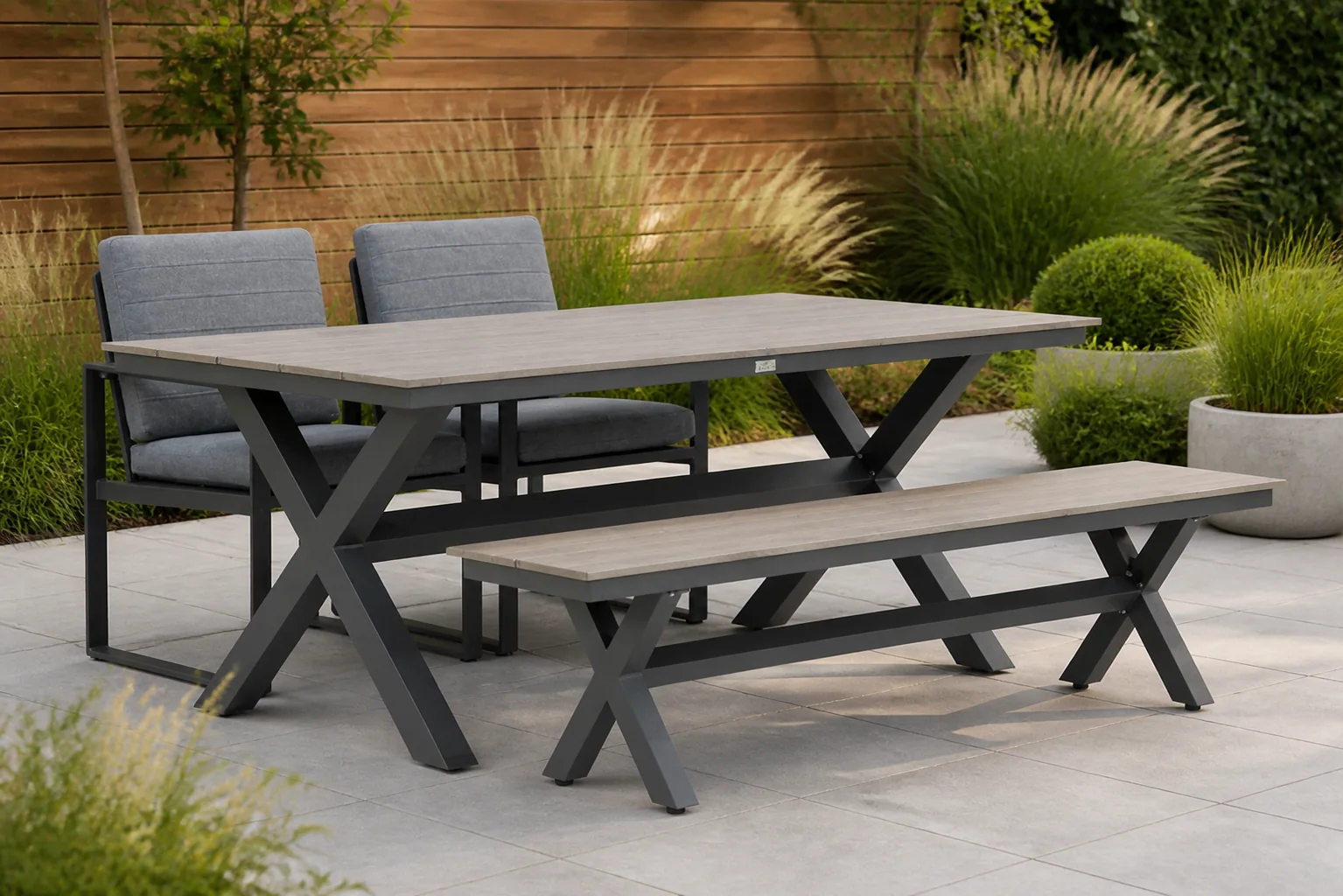 Sfeerfoto van Santika Furniture Zaga/Forest 180 cm dining tuinset 4-delig – Grijs-antraciet