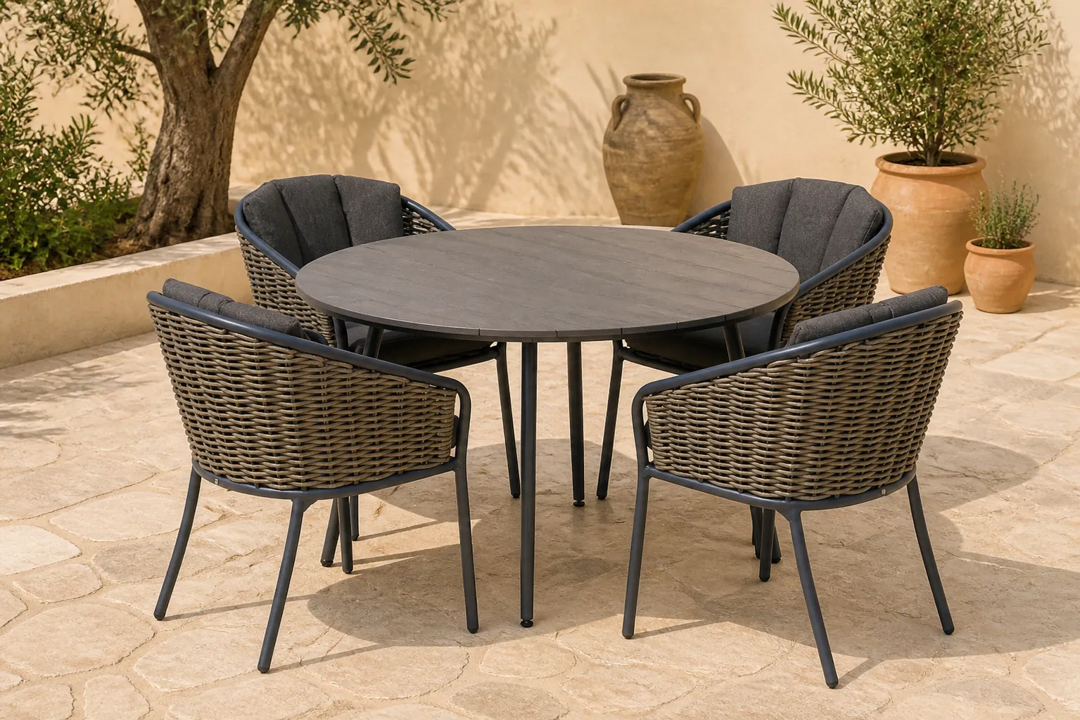 Sfeerfoto van Santika Furniture Tika/Matale 125 cm rond dining tuinset 5-delig – Grijs-antraciet