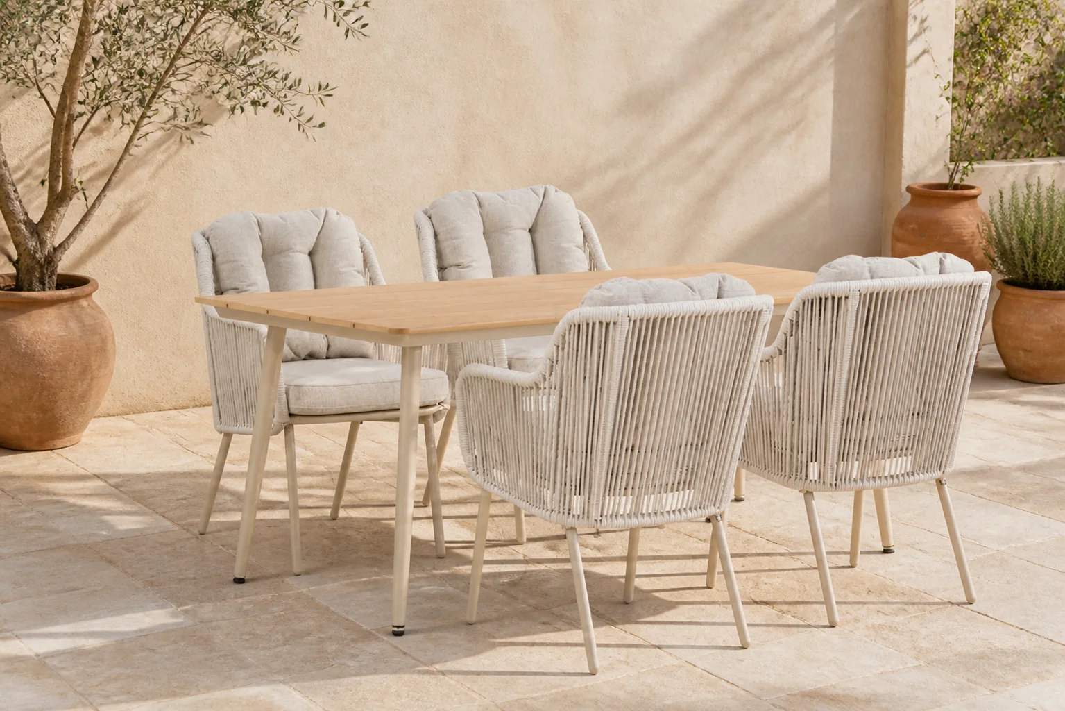 Sfeerfoto van Santika Furniture Nanda/Matale 180 cm dining tuinset 5-delig – Taupe-naturel-bruin