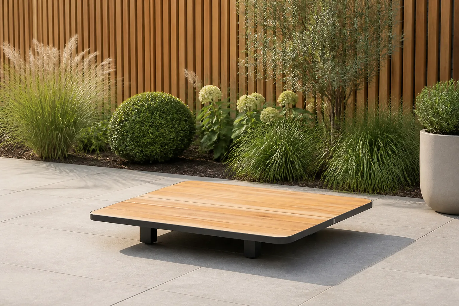Sfeerfoto van 4 Seasons Outdoor Arcade floating coffee table 90 x 90 x 14 cm. – Grijs-antraciet