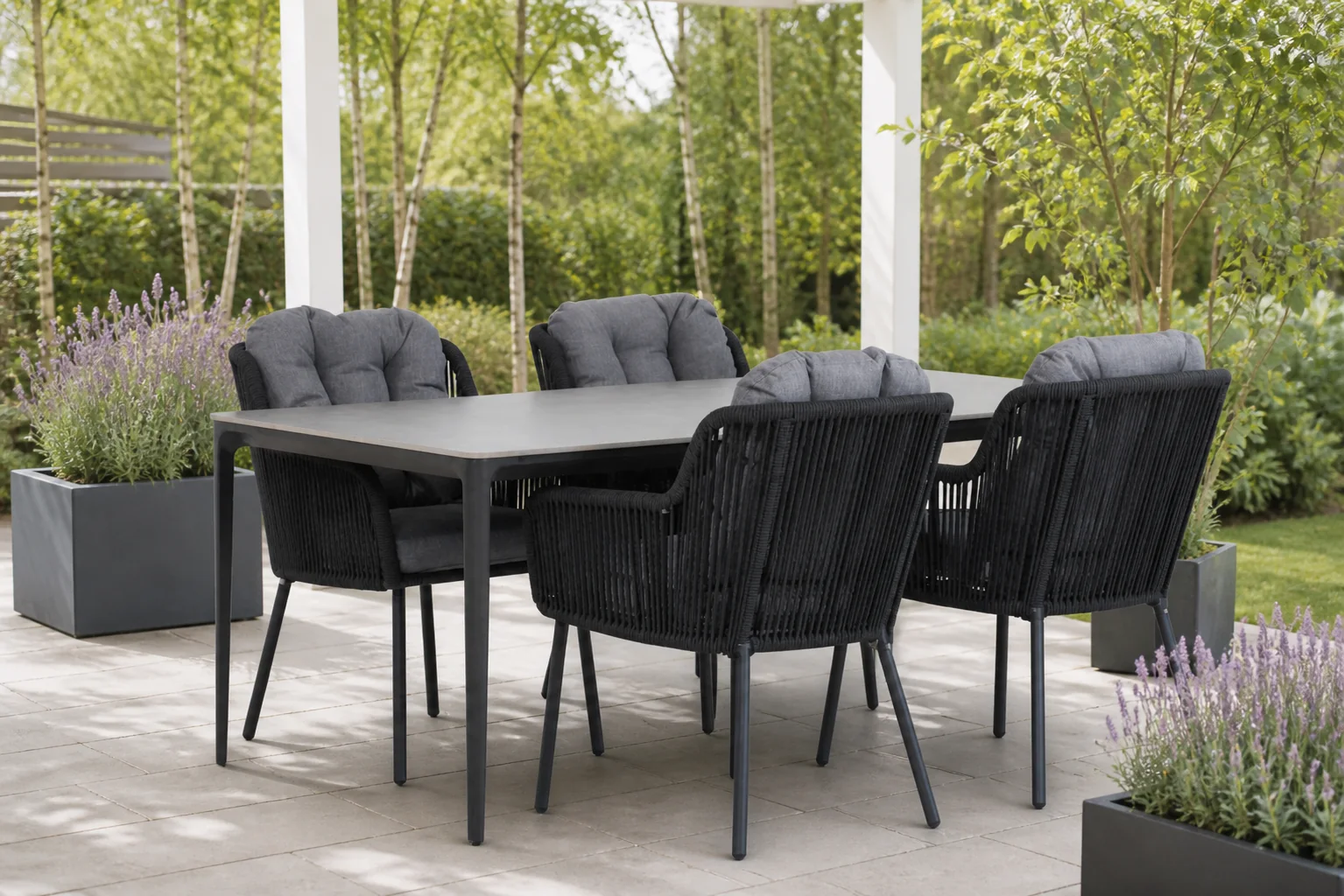 Sfeerfoto van Santika Furniture Tendenza/Gianna 180 cm dining tuinset 5-delig – Grijs-antraciet