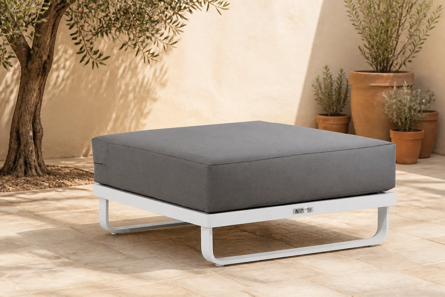 Sfeerfoto van Lifestyle Garden Furniture Venezia loungetafel vierkant met kussen – Wit