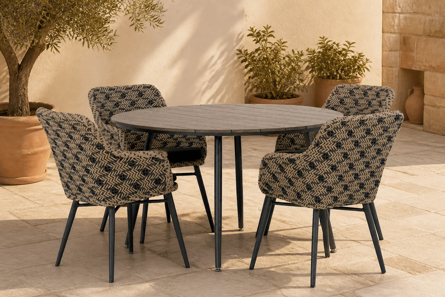 Sfeerfoto van Lifestyle Garden Furniture Crossway/Matale 125 cm rond dining tuinset 5-delig – Taupe-naturel-bruin