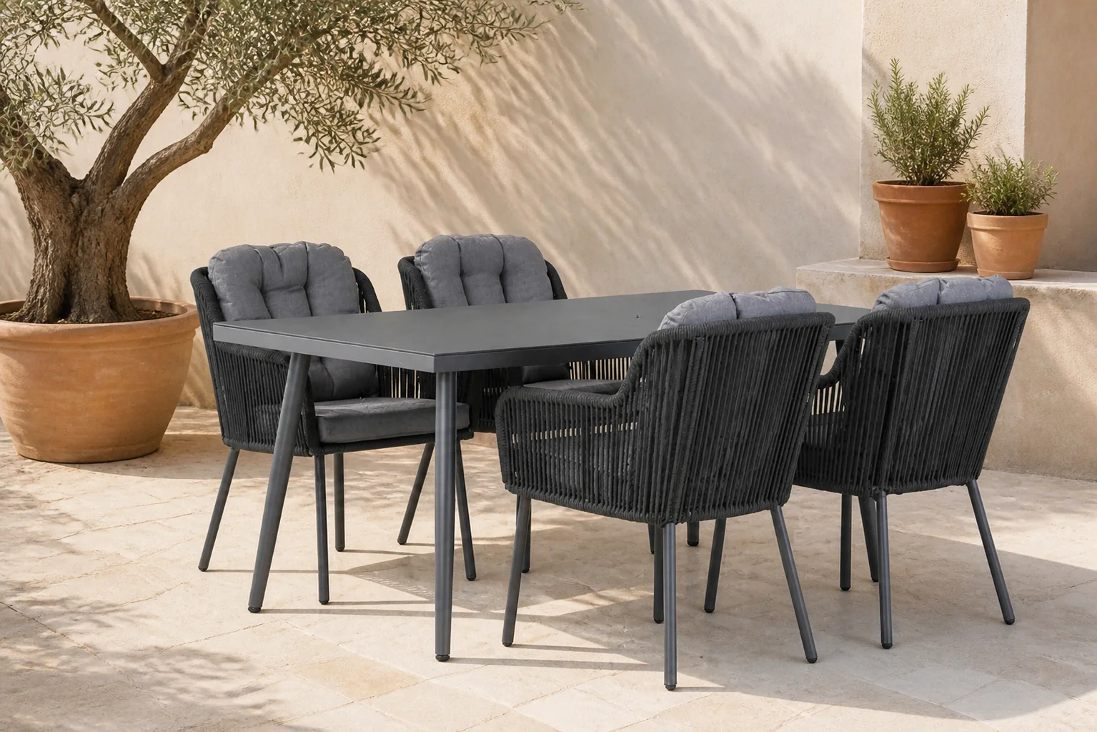 Sfeerfoto van Santika Furniture Tendenza/Valencia 170 cm dining tuinset 5-delig – Grijs-antraciet