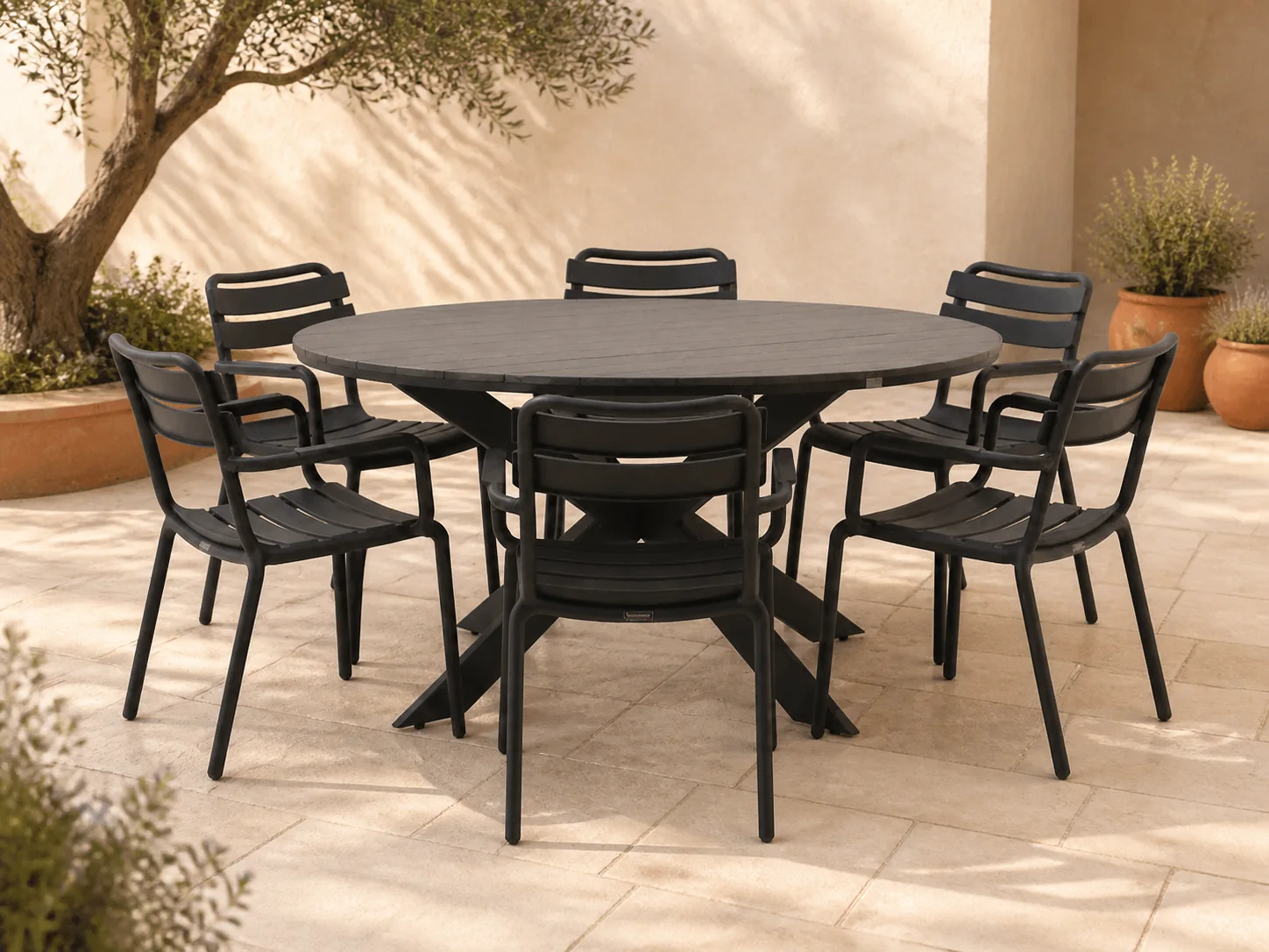 Sfeerfoto van Forza Furniture Vico/Fidenza ø149cm dining tuinset 7-delig stapelbaar