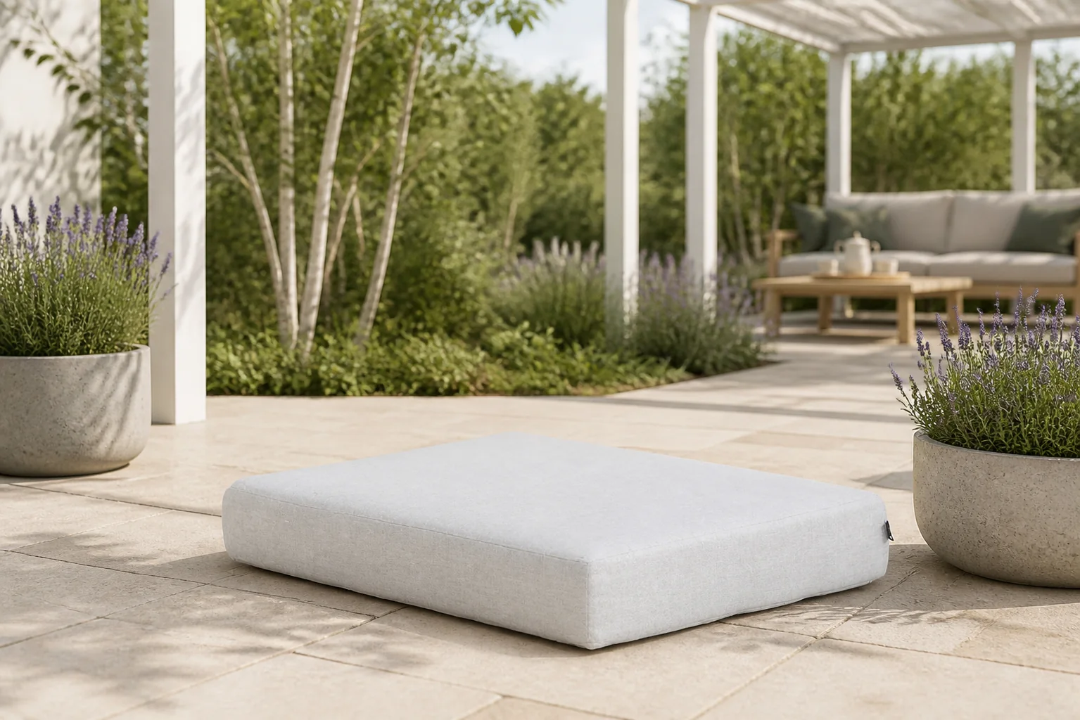 Sfeerfoto van Santika Furniture Sovita kussen voor loungetafel vierkant – Wit