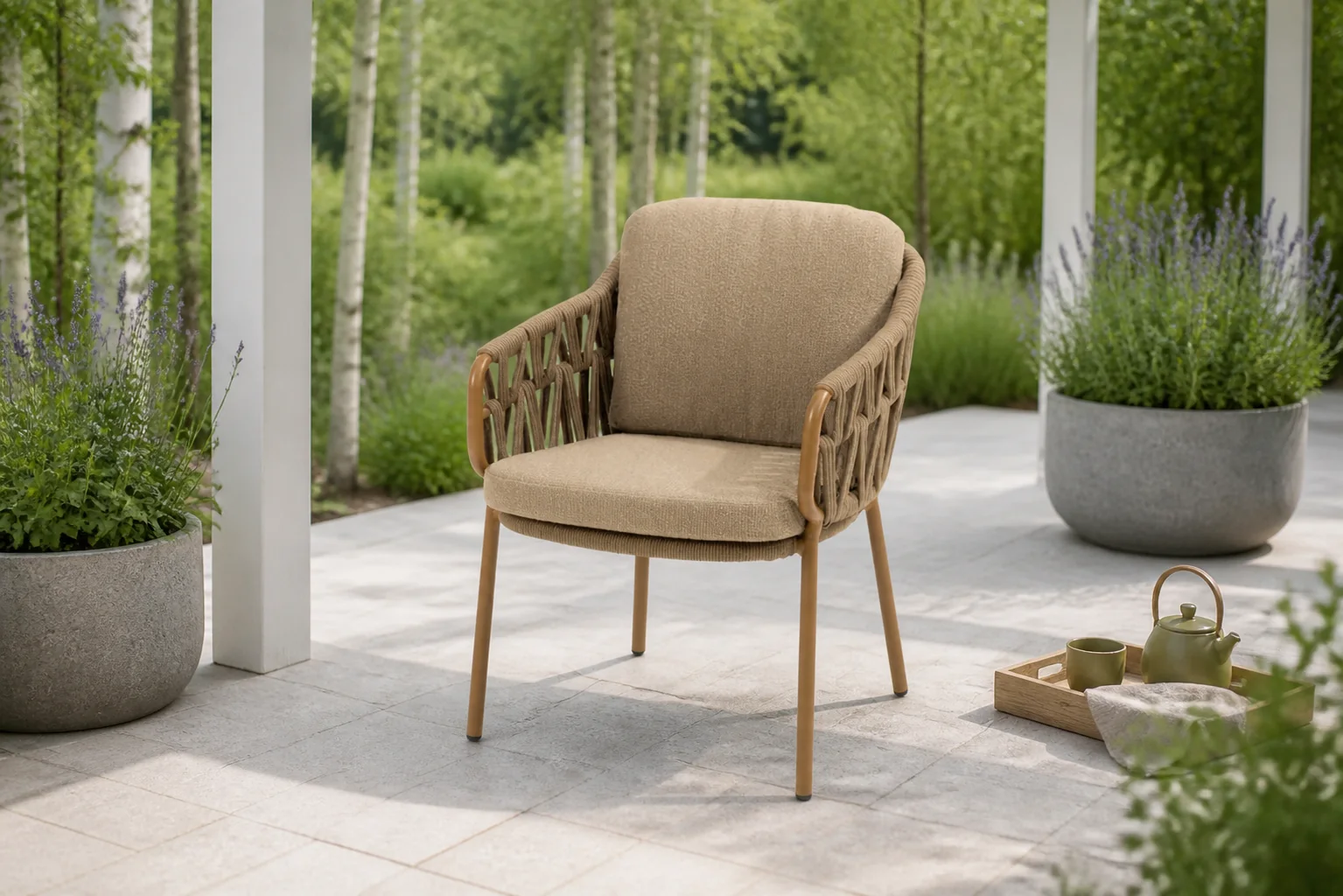 Sfeerfoto van 4 Seasons Outdoor Seasons Biarritz dining tuinstoel amber incl. kussens – Taupe-naturel-bruin