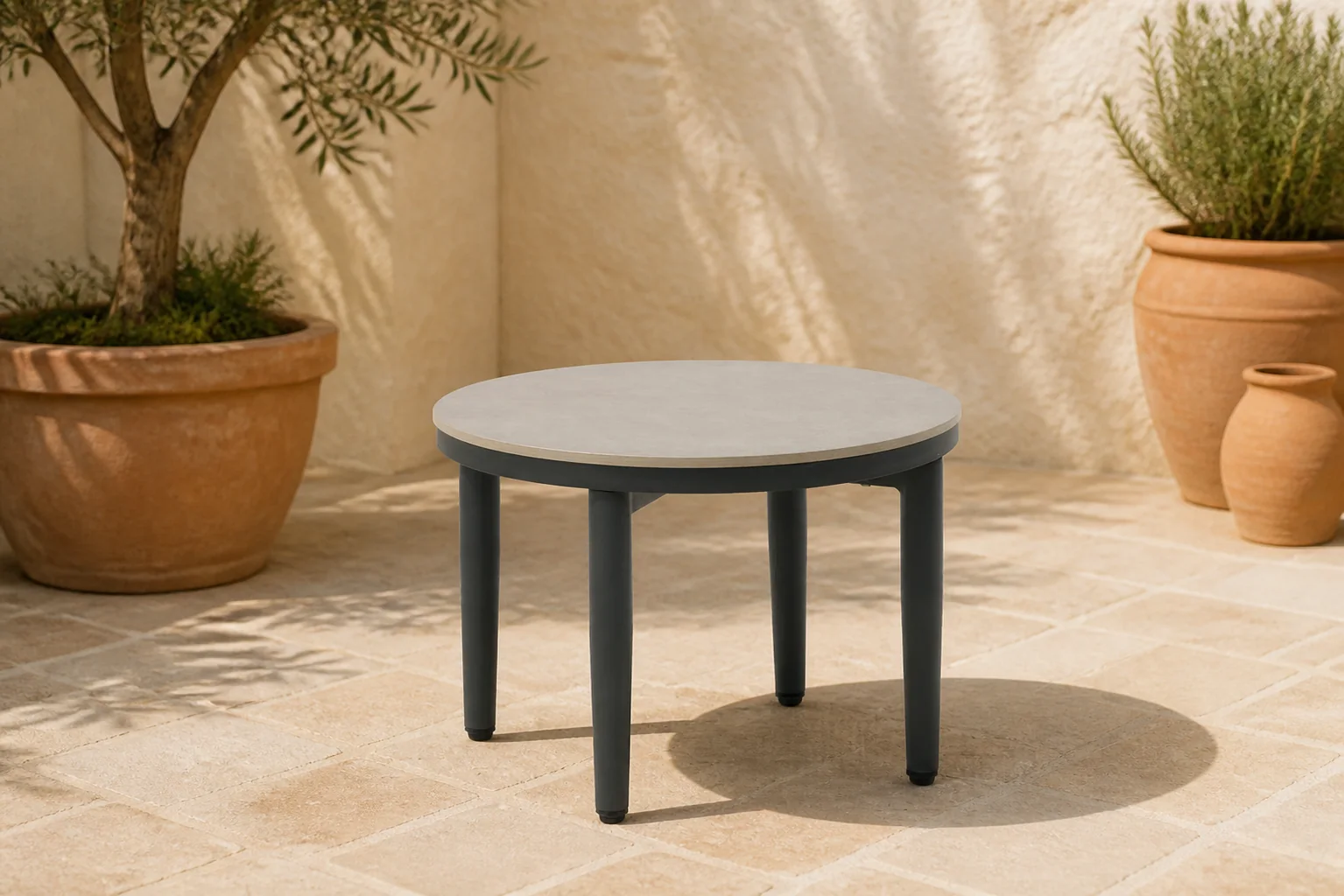 Sfeerfoto van Coco Ibiza loungetafel ø 50 cm – Grijs-antraciet
