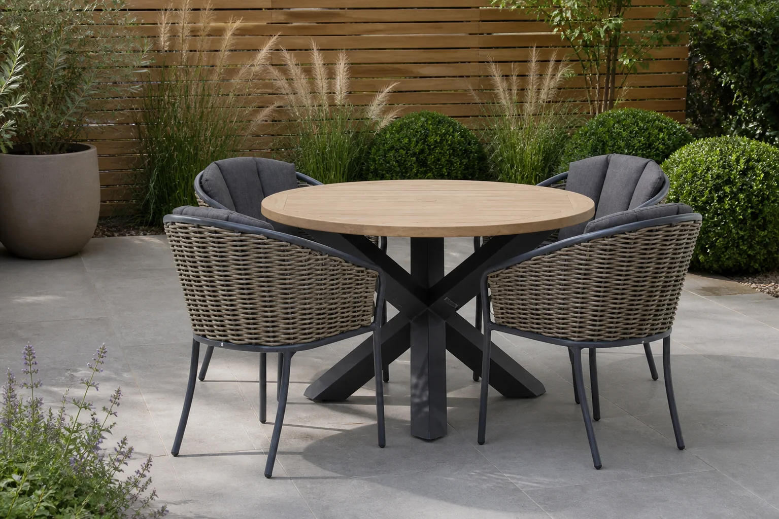 Sfeerfoto van Santika Furniture Tika/Rockville 120 cm rond dining tuinset 5-delig – Grijs-antraciet