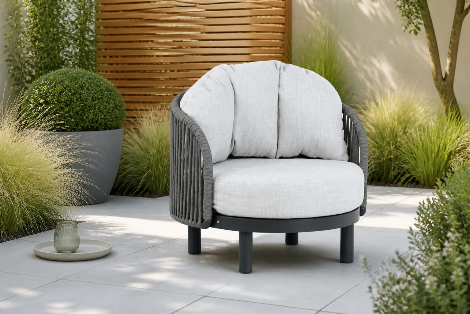 Sfeerfoto van Santika Furniture Nanda lounge tuinstoel – Grijs-antraciet