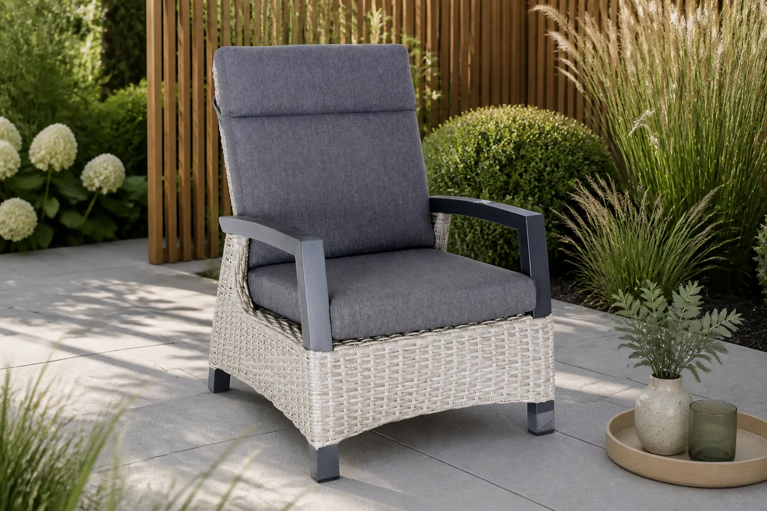 Sfeerfoto van Oosterik home Relax stoel New Haven Salty Grey – grijs