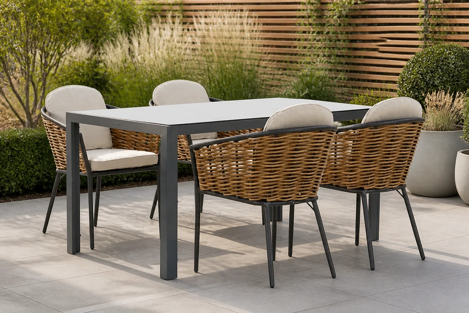 Sfeerfoto van Lifestyle Garden Furniture Nice/Venustas 150 cm dining tuinset 5-delig – Grijs-antraciet