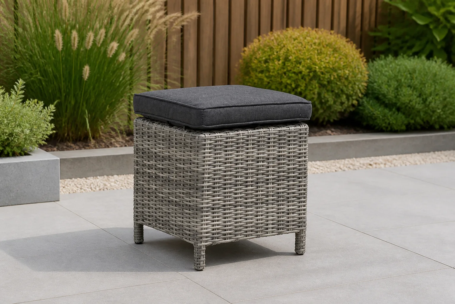 Sfeerfoto van Garden Collections Giardino bijzettafel met kussen – Grijs-antraciet