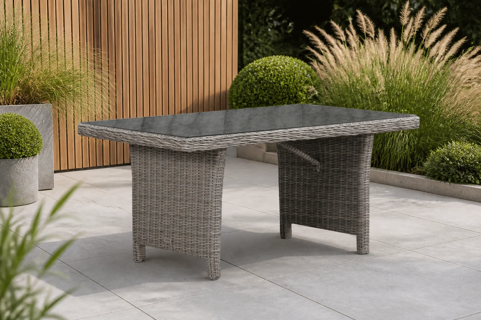 Sfeerfoto van Garden Collections New Castle lounge/dining tafel 140 x 80 cm – Grijs-antraciet