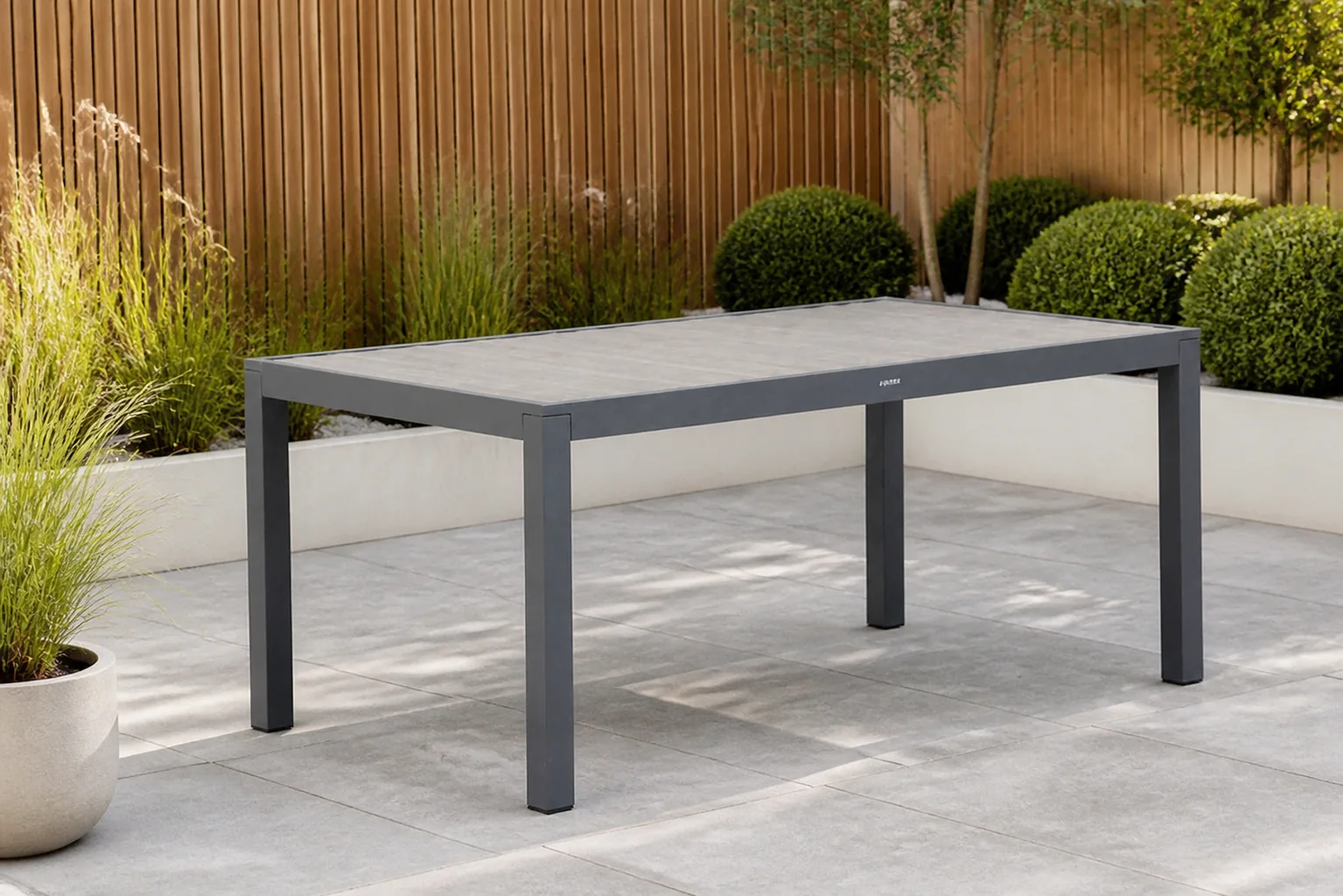 Sfeerfoto van Lifestyle Garden Furniture Residence dining tuintafel 164 x 94 cm – Grijs-antraciet