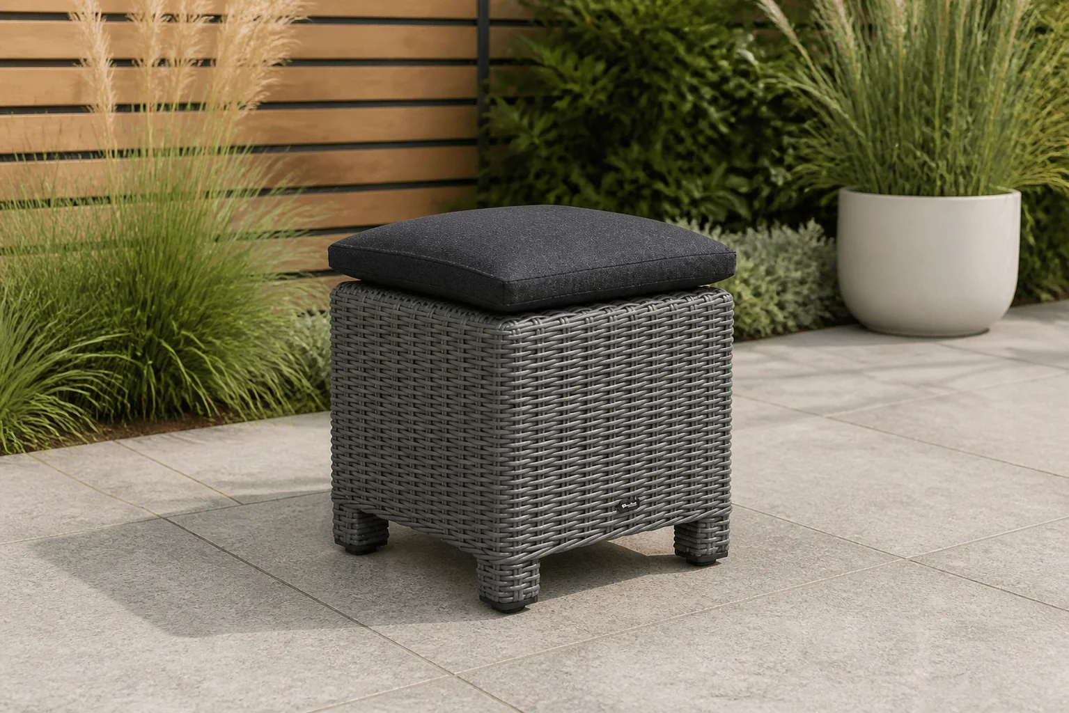 Sfeerfoto van Garden Collections Toronto bijzettafel met kussen off black – Grijs-antraciet