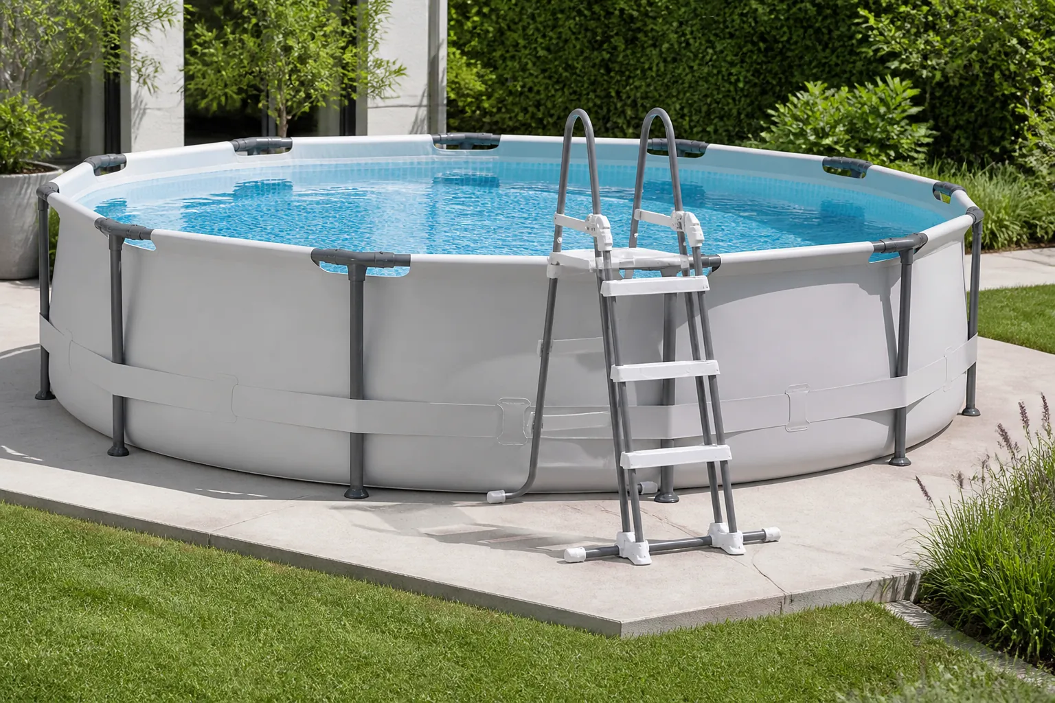 Sfeerfoto van Intex Veiligigheidsladder zwembad 107cm – tweekleurig