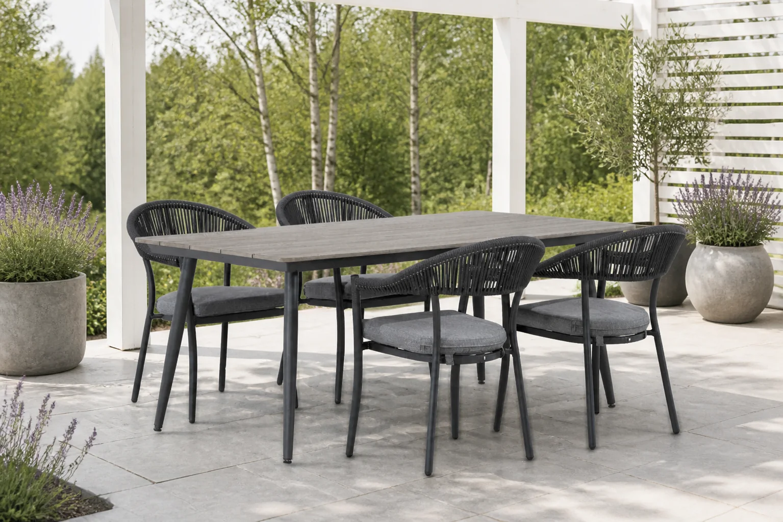 Sfeerfoto van Santika Furniture Vivian/Matale 180 cm dining tuinset 5-delig – Grijs-antraciet